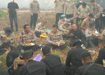 Kapolda Kalimantan Tengah Irjen Pol Iwan Kurniawan menyempatkan diri makan siang bersama personel Satgas Karhutla, Minggu (30/8/2026).