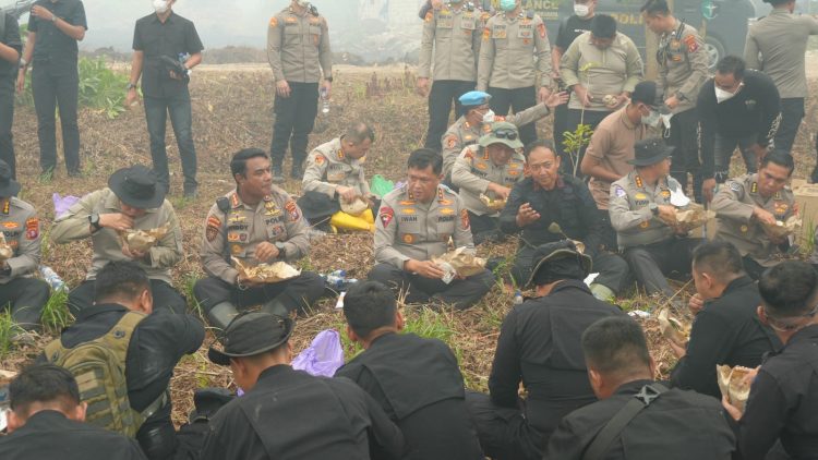 Kapolda Kalimantan Tengah Irjen Pol Iwan Kurniawan menyempatkan diri makan siang bersama personel Satgas Karhutla, Minggu (30/8/2026).