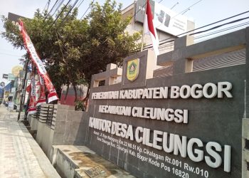 Pemerintah Desa (Pemdes) Cileungsi Kecamatan Cileungsi, Kabupaten Bogor, menggelar kegiatan kerja bakti dan aksi bersih-bersih lingkungan kantor desa pada Selasa (4/8/2026).