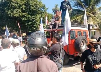 Puluhan massa yang mengatasnamakan Aliansi Peduli Sungai Asahan (APSA) menggelar aksi unjuk rasa dengan menggunakan mobil komando dan membentang poster-poster tuntutan di depan Pabrik Kelapa Sawit (PKS) PT. Argo Serasi Lestari (ASL) Rahuning, Kecamatan Rahuning, Kabupaten Asahan, Kamis (6/8/26). 
