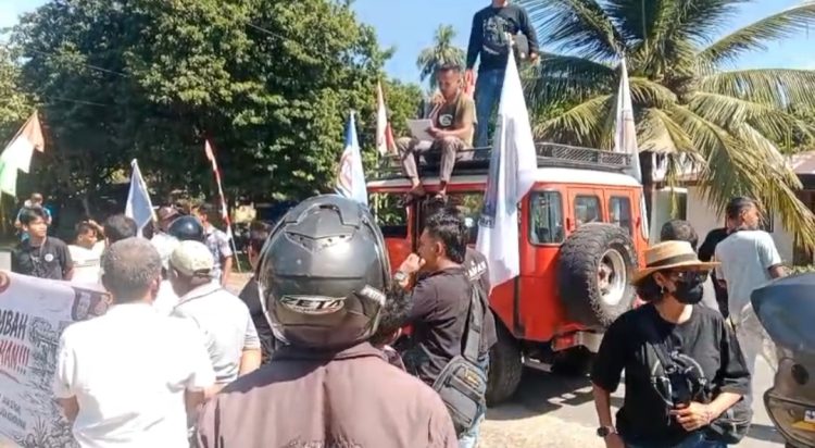 Puluhan massa yang mengatasnamakan Aliansi Peduli Sungai Asahan (APSA) menggelar aksi unjuk rasa dengan menggunakan mobil komando dan membentang poster-poster tuntutan di depan Pabrik Kelapa Sawit (PKS) PT. Argo Serasi Lestari (ASL) Rahuning, Kecamatan Rahuning, Kabupaten Asahan, Kamis (6/8/26). 