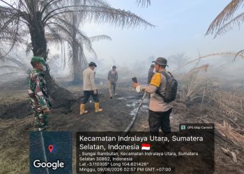 Personel Polsek Indralaya bersama TNI, BPBD, Masyarakat Peduli Api (MPA) Desa Tanjung Pule dan masyarakat melaksanakan mitigasi serta pemadaman Kebakaran Hutan dan Lahan (Karhutlah) di Desa Tanjung Pule, Kecamatan Indralaya Utara, Kabupaten Ogan Ilir, Sumatera Selatan, Minggu (9/8/2026).