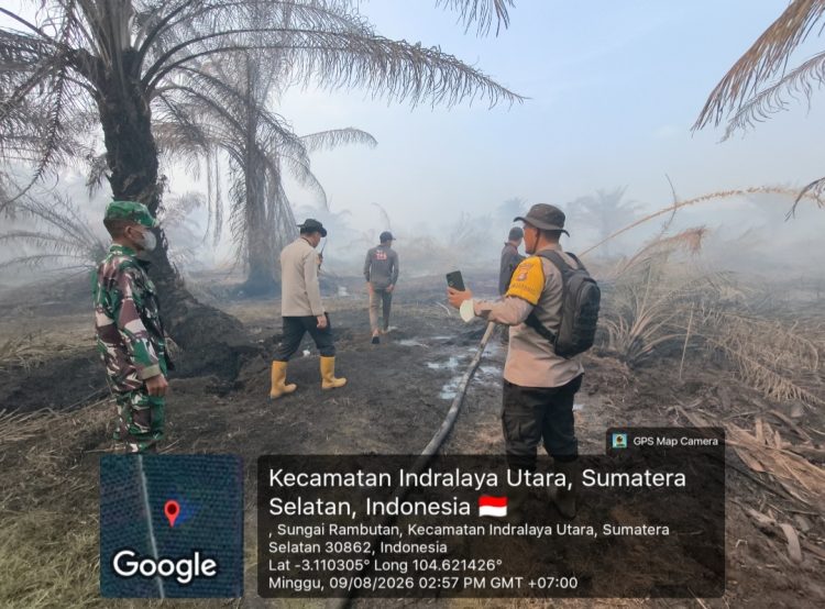 Personel Polsek Indralaya bersama TNI, BPBD, Masyarakat Peduli Api (MPA) Desa Tanjung Pule dan masyarakat melaksanakan mitigasi serta pemadaman Kebakaran Hutan dan Lahan (Karhutlah) di Desa Tanjung Pule, Kecamatan Indralaya Utara, Kabupaten Ogan Ilir, Sumatera Selatan, Minggu (9/8/2026).
