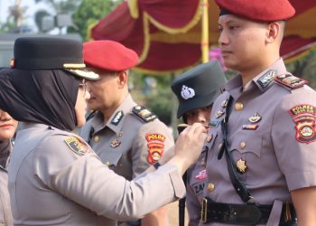 Kapolres Ogan Ilir AKBP Rizka Aprianti, S.H., S.I.K., M.H. memimpin upacara Serah Terima Jabatan dua Pejabat Utama di lingkungan Polres Ogan Ilir, Selasa 11 Agustus 2026.