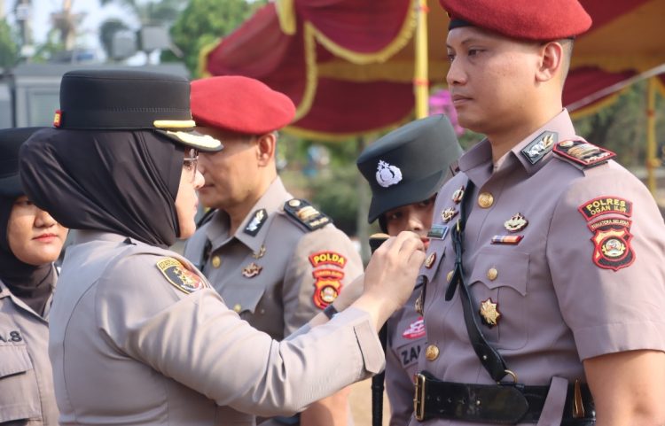 Kapolres Ogan Ilir AKBP Rizka Aprianti, S.H., S.I.K., M.H. memimpin upacara Serah Terima Jabatan dua Pejabat Utama di lingkungan Polres Ogan Ilir, Selasa 11 Agustus 2026.
