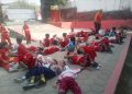 Sekitar pukul 08.00 WIB, Selasa Pagi para siswa SD Negeri Kembangkuning mengikuti kegiatan olahraga bersama wali kelas di halaman sekolah. Dengan penuh antusias, para siswa mengikuti rangkaian gerakan olahraga yang dikemas secara kreatif, salah satunya gerakan bergaya “ombak di pantai.”