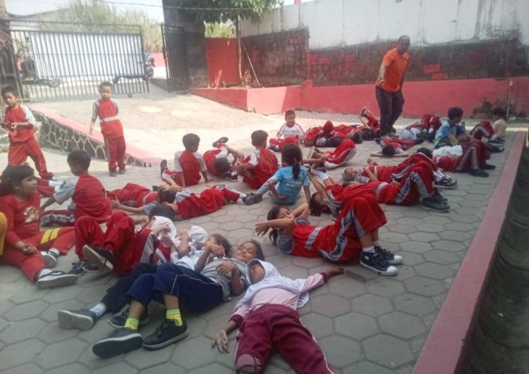 Sekitar pukul 08.00 WIB, Selasa Pagi para siswa SD Negeri Kembangkuning mengikuti kegiatan olahraga bersama wali kelas di halaman sekolah. Dengan penuh antusias, para siswa mengikuti rangkaian gerakan olahraga yang dikemas secara kreatif, salah satunya gerakan bergaya “ombak di pantai.”