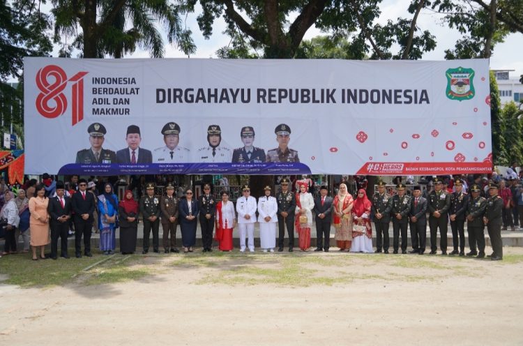 Komandan Korem (Danrem) 022/Pantai Timur Kolonel Inf Sandi Kamidianto, S.I.P., M.I.P., turut serta menghadiri Upacara Peringatan HUT ke-81 Kemerdekaan Republik Indonesia tingkat di Kota Pematangsiantar,
