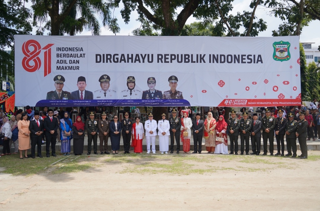 Komandan Korem (Danrem) 022/Pantai Timur Kolonel Inf Sandi Kamidianto, S.I.P., M.I.P., turut serta menghadiri Upacara Peringatan HUT ke-81 Kemerdekaan Republik Indonesia tingkat di Kota Pematangsiantar,