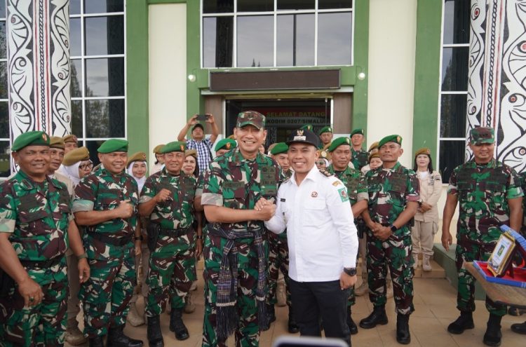 Danrem 022/Pantai Timur Kolonel Inf Sandi Kamidianto, S.I.P., M.I.P., dampingi Pangdam I/Bukit Barisan Mayjen TNI Hendy Antariksa, melaksanakan kunjungan kerja di wilayah teritorial Kodim 0207/Simalungun yang disambut oleh Dandim 0207/Simalungun Letkol Inf Agus Muchtadi Rangkuti, S.E., M.I.P., beserta jajarannya, bersama Wakil Bupati Simalungun Benny Gusman Sinaga, S.T., berlokasi di Jalan Jon Horailam Saragih, Kelurahan Pamatang Raya, Kecamatan Raya, Kabupaten Simalungun, Rabu (19/08/2026).