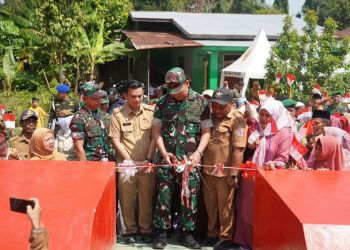 Danrem 022/Pantai Timur Kolonel Inf Sandi Kamidianto, S.I.P., M.I.P., mendampingi Pangdam I/Bukit Barisan Mayjen TNI Hendi Antariksa dalam kunjungan kerja sekaligus peresmian Jembatan Tumpatan Nibung dan peninjauan pembangunan Sumur Bor diwilayah Korem 022/PT, Senin (24/08/2026).