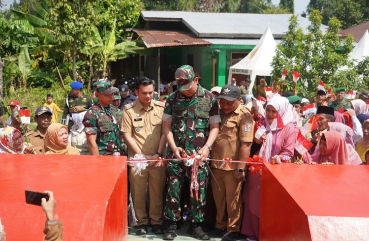 Danrem 022/Pantai Timur Kolonel Inf Sandi Kamidianto, S.I.P., M.I.P., mendampingi Pangdam I/Bukit Barisan Mayjen TNI Hendi Antariksa dalam kunjungan kerja sekaligus peresmian Jembatan Tumpatan Nibung dan peninjauan pembangunan Sumur Bor diwilayah Korem 022/PT, Senin (24/08/2026).