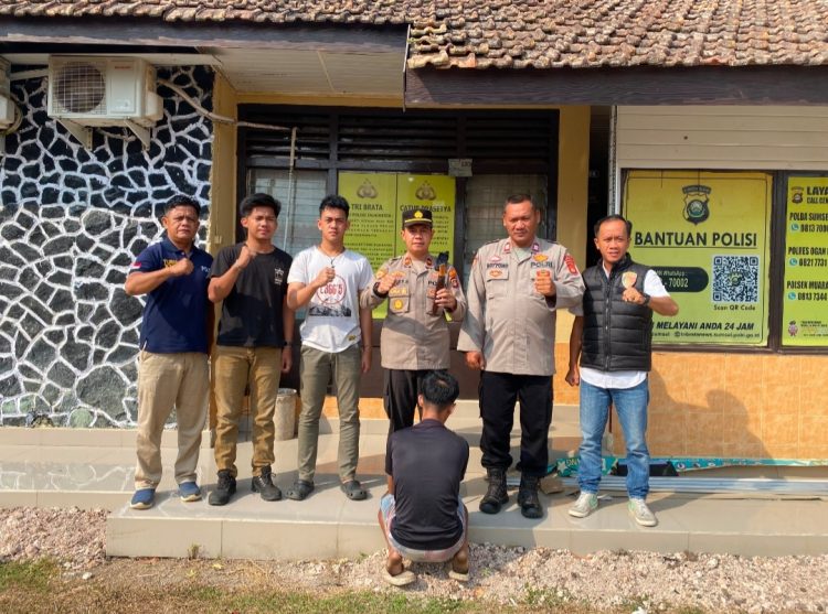 Polsek Muara Kuang Polres Ogan Ilir berhasil mengungkap kasus tindak pidana tanpa hak memiliki, menyimpan, menguasai, atau membawa senjata pemukul, penikam atau penusuk sebagaimana dimaksud dalam Pasal 307 UU Nomor 1 Tahun 2023 tentang KUHP.