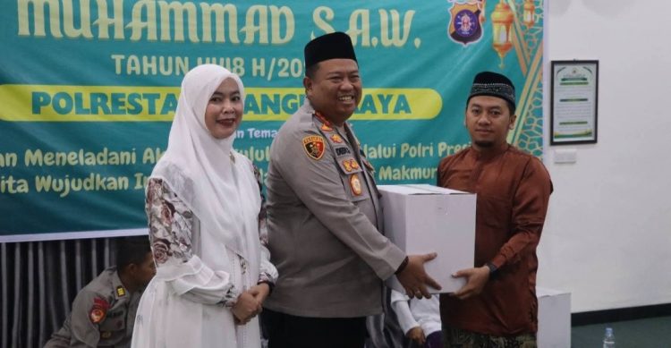 Kapolresta Palangka Raya Kombes Pol Dedy Supriadi, S.I.K., M.H. memimpin peringatan Maulid Nabi Muhammad SAW yang dilaksanakan di Masjid As-Salam sebagai momentum memperkuat keimanan sekaligus meneladani akhlak Rasulullah SAW.