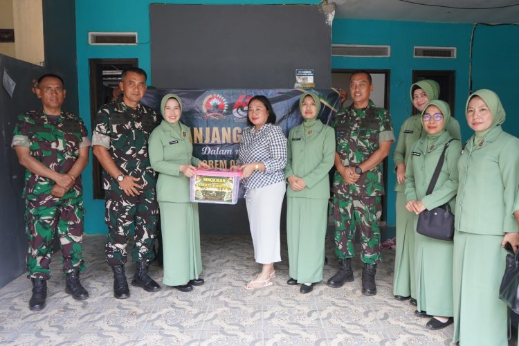 keluarga besar Korem 071/Wijayakusuma melaksanakan kegiatan anjangsana sebagai wujud kepedulian, perhatian, dan penghormatan kepada keluarga besar TNI serta masyarakat yang membutuhkan perhatian. Senin (31/8/2026).