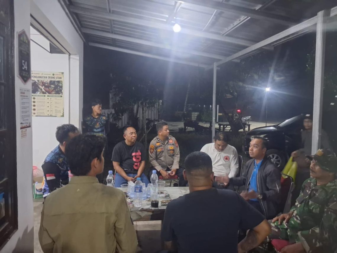 Bhabinkamtibmas Kelurahan Pager Aipda Eko Pramono turut hadir dalam kegiatan tersebut dan mengikuti pembahasan terkait kesiapan personel serta dukungan peralatan dalam penanganan karhutla.