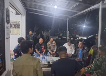 Bhabinkamtibmas Kelurahan Pager Aipda Eko Pramono turut hadir dalam kegiatan tersebut dan mengikuti pembahasan terkait kesiapan personel serta dukungan peralatan dalam penanganan karhutla.