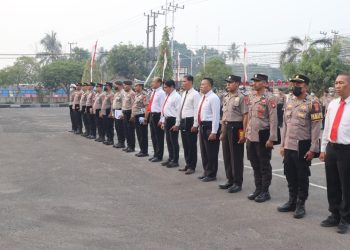 Wakapolresta Palangka Raya AKBP Moch. Isharyadi Fitriawan, S.I.K., M.H., memberikan amanat saat memimpin apel di Mako sebagai bentuk penguatan kesiapsiagaan personel dalam menghadapi potensi kebakaran hutan dan lahan (karhutla).