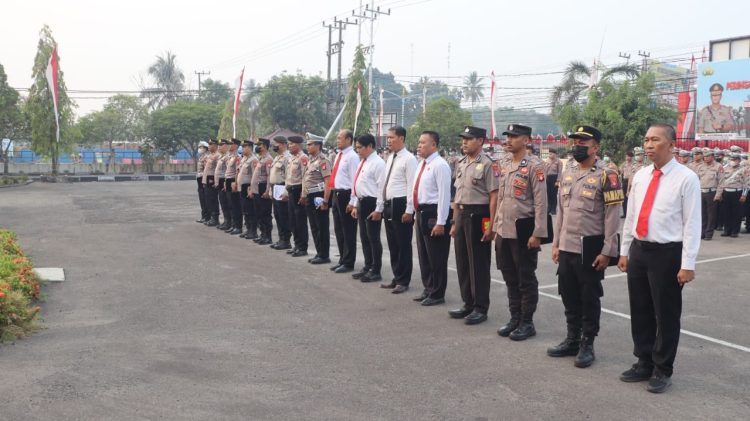 Wakapolresta Palangka Raya AKBP Moch. Isharyadi Fitriawan, S.I.K., M.H., memberikan amanat saat memimpin apel di Mako sebagai bentuk penguatan kesiapsiagaan personel dalam menghadapi potensi kebakaran hutan dan lahan (karhutla).