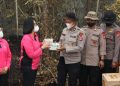 Bhayangkari Polda Kalimantan Tengah (Kalteng) menunjukkan aksi kepeduliannya dengan turun langssung memberikan dukungan kepada personel gabungan yang tengah melaksanakan tugas pengendalian Kebakaran Hutan dan Lahan (Karhutla) di Jalan D.A Tawa, Kota Palangka Raya. Senin (31/8/2026).