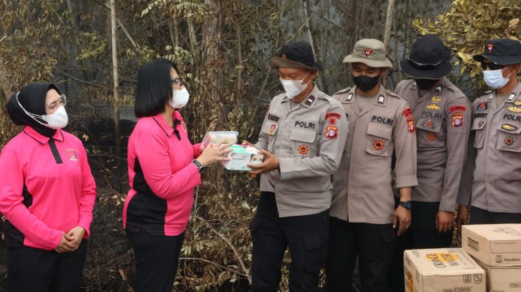 Bhayangkari Polda Kalimantan Tengah (Kalteng) menunjukkan aksi kepeduliannya dengan turun langssung memberikan dukungan kepada personel gabungan yang tengah melaksanakan tugas pengendalian Kebakaran Hutan dan Lahan (Karhutla) di Jalan D.A Tawa, Kota Palangka Raya. Senin (31/8/2026).