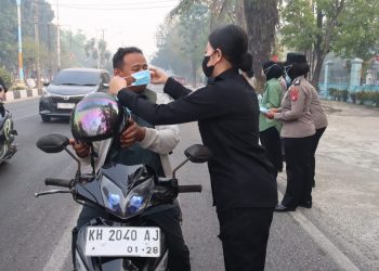 Polwan Polda Kalimantan Tengah membagikan masker secara gratis kepada masyarakat sebagai wujud kepedulian terhadap dampak kebakaran hutan dan lahan (karhutla).