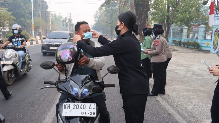 Polwan Polda Kalimantan Tengah membagikan masker secara gratis kepada masyarakat sebagai wujud kepedulian terhadap dampak kebakaran hutan dan lahan (karhutla).