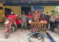 Bhabinkamtibmas Polsek Pahandut, Aiptu Siswanto jajarannya saat menyambangi Posko Penanggulangan Karhutla Kelurahan Menteng di Jalan Yos Sudarso III, Kota Palangka Raya, Kalimantan Tengah, Selasa (1/9/2026) pagi. 