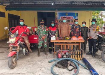 Bhabinkamtibmas Polsek Pahandut, Aiptu Siswanto jajarannya saat menyambangi Posko Penanggulangan Karhutla Kelurahan Menteng di Jalan Yos Sudarso III, Kota Palangka Raya, Kalimantan Tengah, Selasa (1/9/2026) pagi.