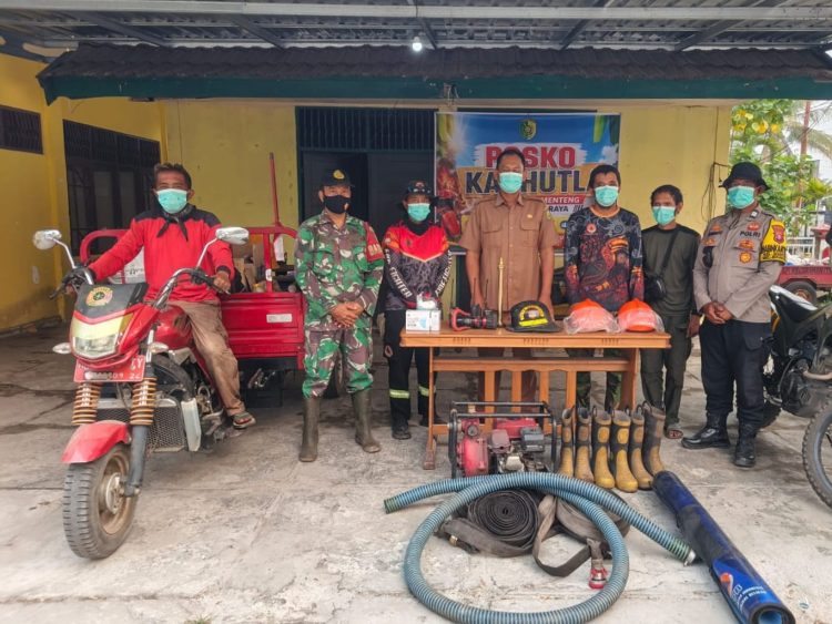 Bhabinkamtibmas Polsek Pahandut, Aiptu Siswanto jajarannya saat menyambangi Posko Penanggulangan Karhutla Kelurahan Menteng di Jalan Yos Sudarso III, Kota Palangka Raya, Kalimantan Tengah, Selasa (1/9/2026) pagi.