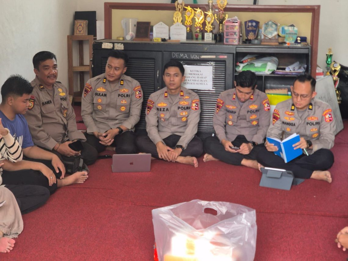 Kegiatan tersebut diisi dengan sosialisasi dan diskusi mengenai kebakaran hutan dan lahan (karhutla). Sebanyak 17 mahasiswa UIN Palangka Raya mengikuti audiensi sebagai bagian dari upaya membangun pemahaman dan kepedulian terhadap penanggulangan karhutla.