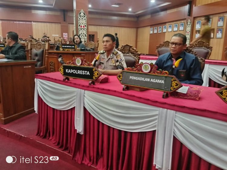 Polresta Palangka Raya menghadiri Rapat Paripurna Ke-3 Masa Persidangan I Tahun Sidang 2026/2027 DPRD Kota Palangka Raya yang digelar di Ruang Sidang DPRD Kota Palangka Raya.