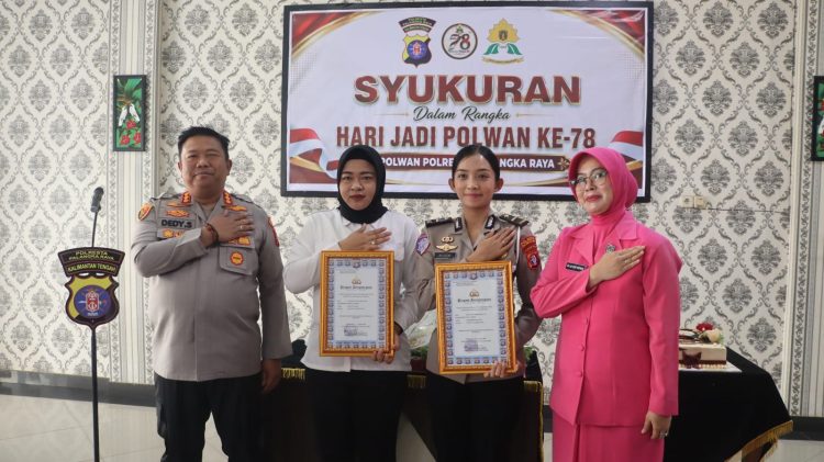 Kapolresta Palangka Raya Kombes Pol Dedy Supriadi, S.I.K., M.H. memimpin peringatan Hari Polwan RI Ke-78 yang dilaksanakan di ruang lobi Mapolresta Palangka Raya, Jalan Tjilik Riwut, Kelurahan Bukit Tunggal, Kecamatan Jekan Raya.