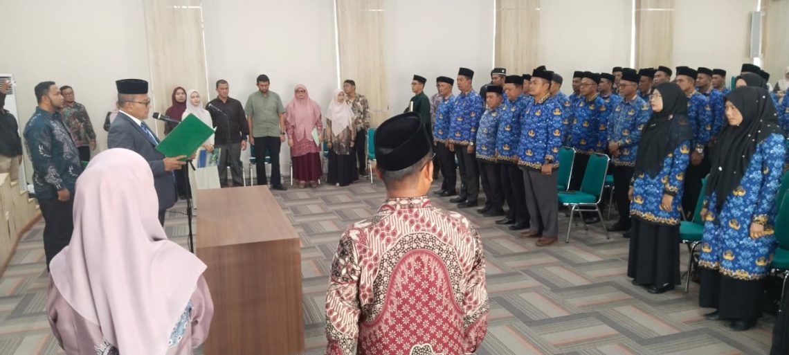 Kepala Kantor Wilayah Kementerian Agama Provinsi Aceh, Drs H Azhari MSi, melantik dan mengukuhkan 70 pejabat fungsional di lingkungan Kementerian Agama Provinsi Aceh, Rabu, 2 September 2026.