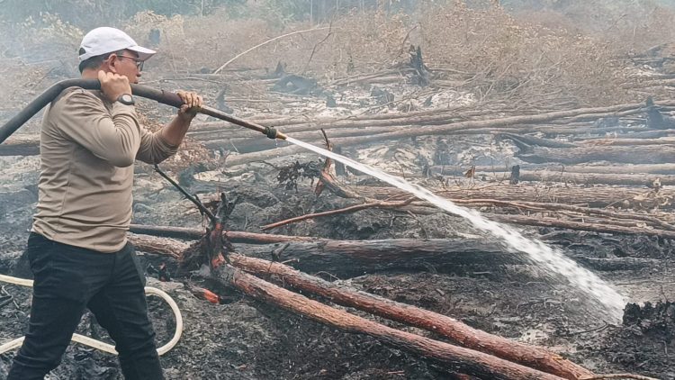 Kali ini inovasi berupa hasil riset terkait penggunaan cairan khusus pemadam api yang dicampurkan dengan air bernama Shabodama tersebut, dikembangkan oleh AKBP Dr. Edia Sutaata, S.H., M.H. yang merupakan personel Polda Kalimantan Tengah (Kalteng).