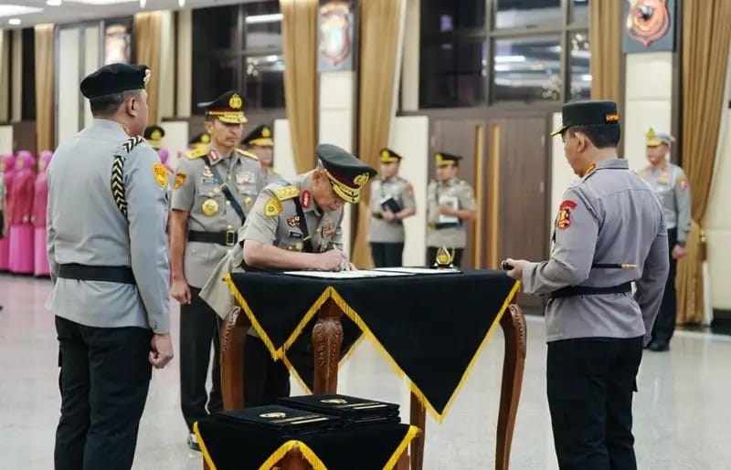 Kapolri Jenderal Polisi Listyo Sigit Prabowo memimpin upacara serah terima jabatan (sertijab) sejumlah pejabat di lingkungan Polri. Upacara tersebut digelar di Rupattama Mabes Polri, Jakarta Selatan, Rabu (2/9/2026).