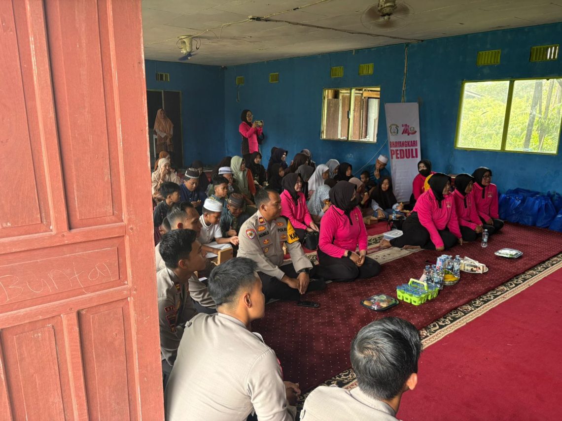 Polsek Sabangau mendampingi kegiatan sosialisasi Mahasiswa PTIK Lemdiklat Polri di Panti Asuhan Ayah Bunda, Jalan Mahir Mahar, Kelurahan Sabaru, Kecamatan Sabangau, sebagai upaya memberikan motivasi dan semangat kepada anak-anak panti untuk meraih cita-cita.