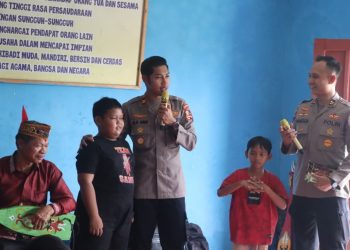 Polsek Sabangau mendampingi kegiatan Mahasiswa STIK Lemdiklat Polri yang berkunjung ke Panti Asuhan Ayah Bunda di Jalan Mahir Mahar, Kelurahan Kalampangan, Kecamatan Sabangau, dalam rangka memberikan edukasi mengenai pencegahan Kebakaran Hutan dan Lahan (Karhutla).