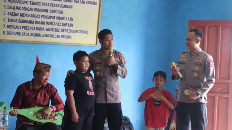 Polsek Sabangau mendampingi kegiatan Mahasiswa STIK Lemdiklat Polri yang berkunjung ke Panti Asuhan Ayah Bunda di Jalan Mahir Mahar, Kelurahan Kalampangan, Kecamatan Sabangau, dalam rangka memberikan edukasi mengenai pencegahan Kebakaran Hutan dan Lahan (Karhutla).