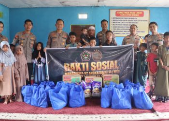 Ketua Bhayangkari Kota Palangka Raya Ny. Ayi Dedy Supriadi bersama Mahasiswa STIK Lemdiklat Polri menggelar kegiatan bakti sosial (baksos) sebagai bentuk kepedulian kepada anak-anak panti dan masyarakat.