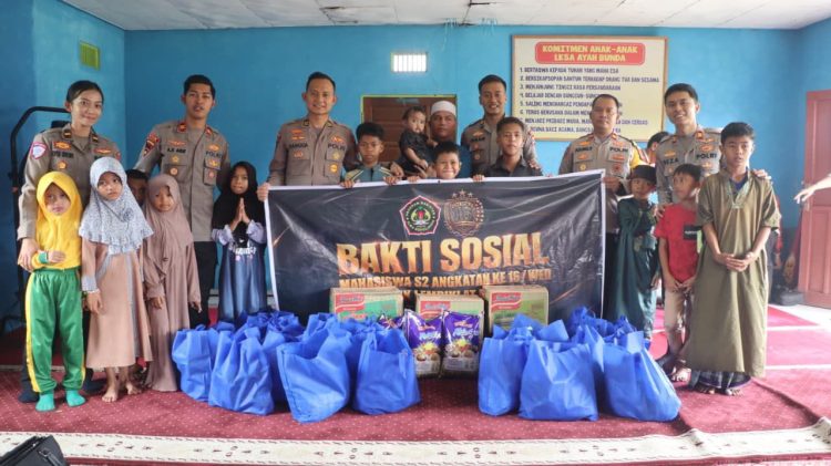 Ketua Bhayangkari Kota Palangka Raya Ny. Ayi Dedy Supriadi bersama Mahasiswa STIK Lemdiklat Polri menggelar kegiatan bakti sosial (baksos) sebagai bentuk kepedulian kepada anak-anak panti dan masyarakat.
