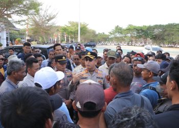 Kapolres Seruyan AKBP Beddy Suwendi, S.H., S.I.K. turun langsung menemui masyarakat yang menyampaikan aspirasi di Halaman Kantor Bupati Seruyan, Kamis (3/9/2026) sekitar pukul 13.30 WIB.