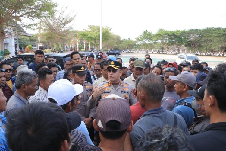 Kapolres Seruyan AKBP Beddy Suwendi, S.H., S.I.K. turun langsung menemui masyarakat yang menyampaikan aspirasi di Halaman Kantor Bupati Seruyan, Kamis (3/9/2026) sekitar pukul 13.30 WIB.