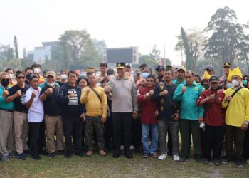 Kapolda Kalteng Irjen Pol Iwan Kurniawan, S.I.K., M.Si. usai memimpin apel Operasi Aman Nusa II bersama personel Satgas Karhutla dan 100 orang perwakilan komunitas di Lapangan Barigas, Mapolda Kalteng, Sabtu (5/9/2026).