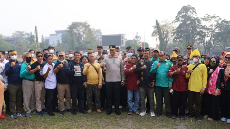 Kapolda Kalteng Irjen Pol Iwan Kurniawan, S.I.K., M.Si. usai memimpin apel Operasi Aman Nusa II bersama personel Satgas Karhutla dan 100 orang perwakilan komunitas di Lapangan Barigas, Mapolda Kalteng, Sabtu (5/9/2026).