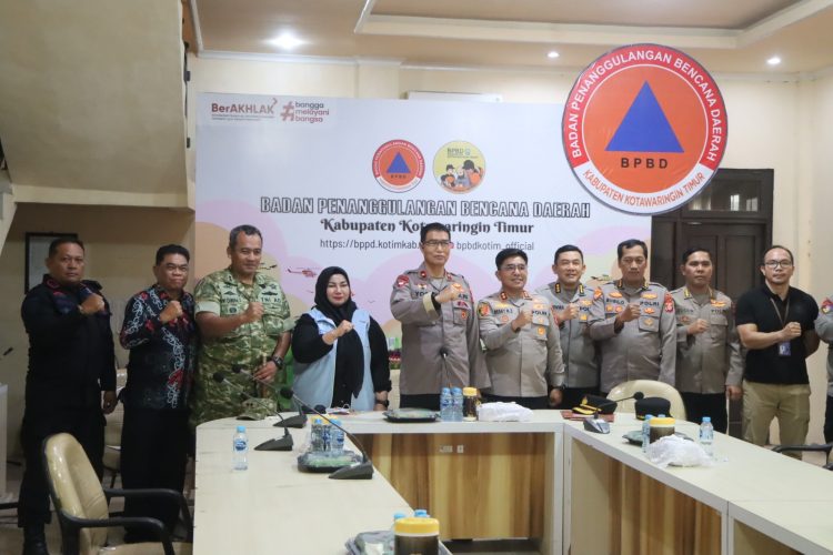 Wakapolda Kalimantan Tengah Brigjen pol Drs. Yosi Muhamartha bersama Karo Sdm, Karo Rena, dan Kabid Tik Polda Kalteng melaksanakan peninjauan penanganan Karhutla di wilayah hukum Polres Kotawaringin Timur, bertempat di Kantor BPBD Kab. Kotim. Pada Hari Jum'at (04/09/2026) Siang. 