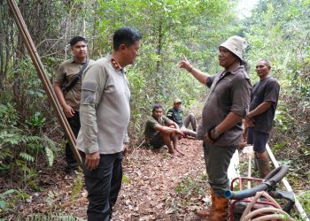 Kapolda Kalimantan Tengah Irjen Pol Iwan Kurniawan, S.I.K., M.Si. saat meninjau lokasi bersama Gubernur H. Agustiar Sabran, Sabtu (5/9/2026) malam.