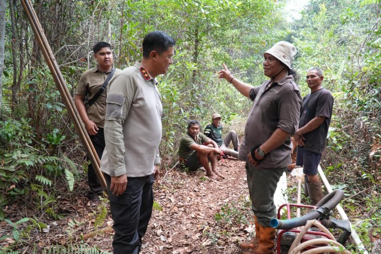 Kapolda Kalimantan Tengah Irjen Pol Iwan Kurniawan, S.I.K., M.Si. saat meninjau lokasi bersama Gubernur H. Agustiar Sabran, Sabtu (5/9/2026) malam.