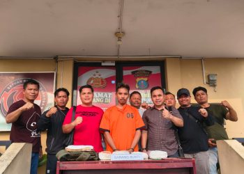 Dalam operasi gabungan penindakan tindak pidana narkotika, aparat berhasil mengamankan seorang pria yang diduga sebagai kurir narkotika dengan barang bukti sabu-sabu seberat kurang lebih 4 kilogram.