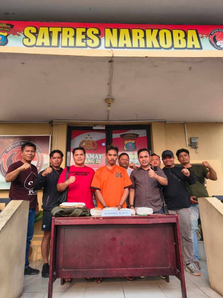 Dalam operasi gabungan penindakan tindak pidana narkotika, aparat berhasil mengamankan seorang pria yang diduga sebagai kurir narkotika dengan barang bukti sabu-sabu seberat kurang lebih 4 kilogram.